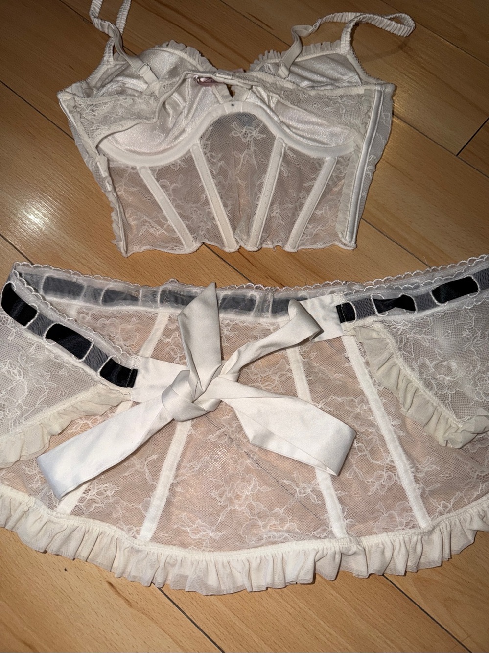 La SENZA White Lace Bustier & Lace Skirt Set with Black Ribbon Detail - Picture 10 of 13